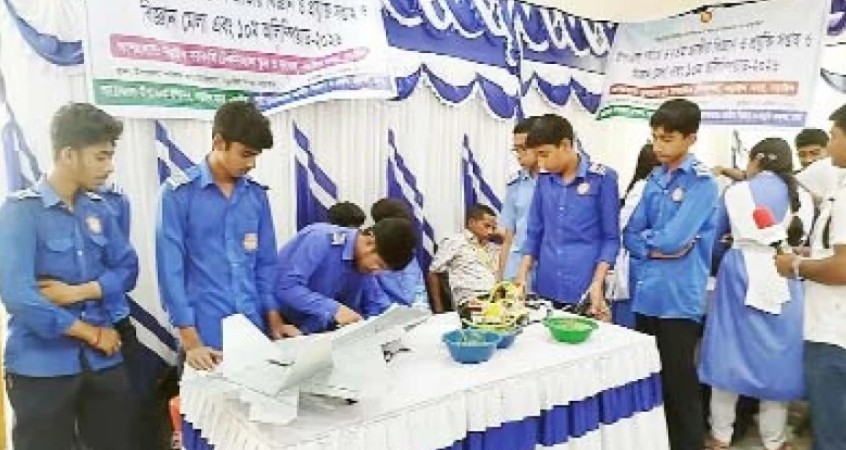 প্লাস্টিক বর্জ্য থেকে জ্বালানি তেল ও স্মার্ট প্রযুক্তির উদ্ভাবন: নড়াইলে খুদে বিজ্ঞানীদের চমক