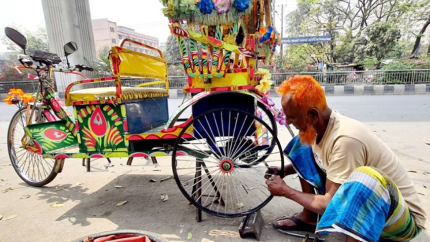ফুটপাতে ৩৫ বছর: বার্ধক্যেও রিকশা মিস্ত্রি আলি মোহাম্মদের জীবনযুদ্ধ