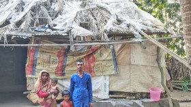 পলিথিনের ঝুপড়িতে মানবেতর জীবন