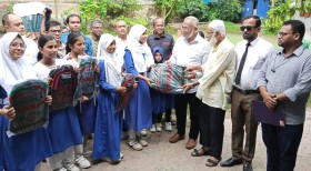জিএসকেএস এর উদ্যোগে ১০০ শিশু শিক্ষার্থীকে শিক্ষা উপকরণ বিতরণ